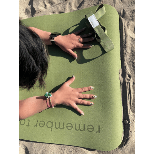 Hands on aloe mat 1034759